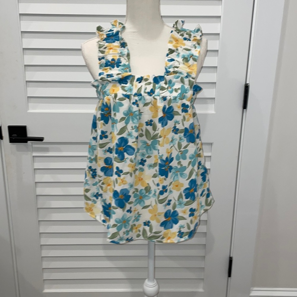 Ladies adorable floral top with elastic frilly straps. Size 1XL. NWOT